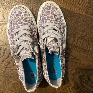 Women’s converse sneakers SIZE 6.5